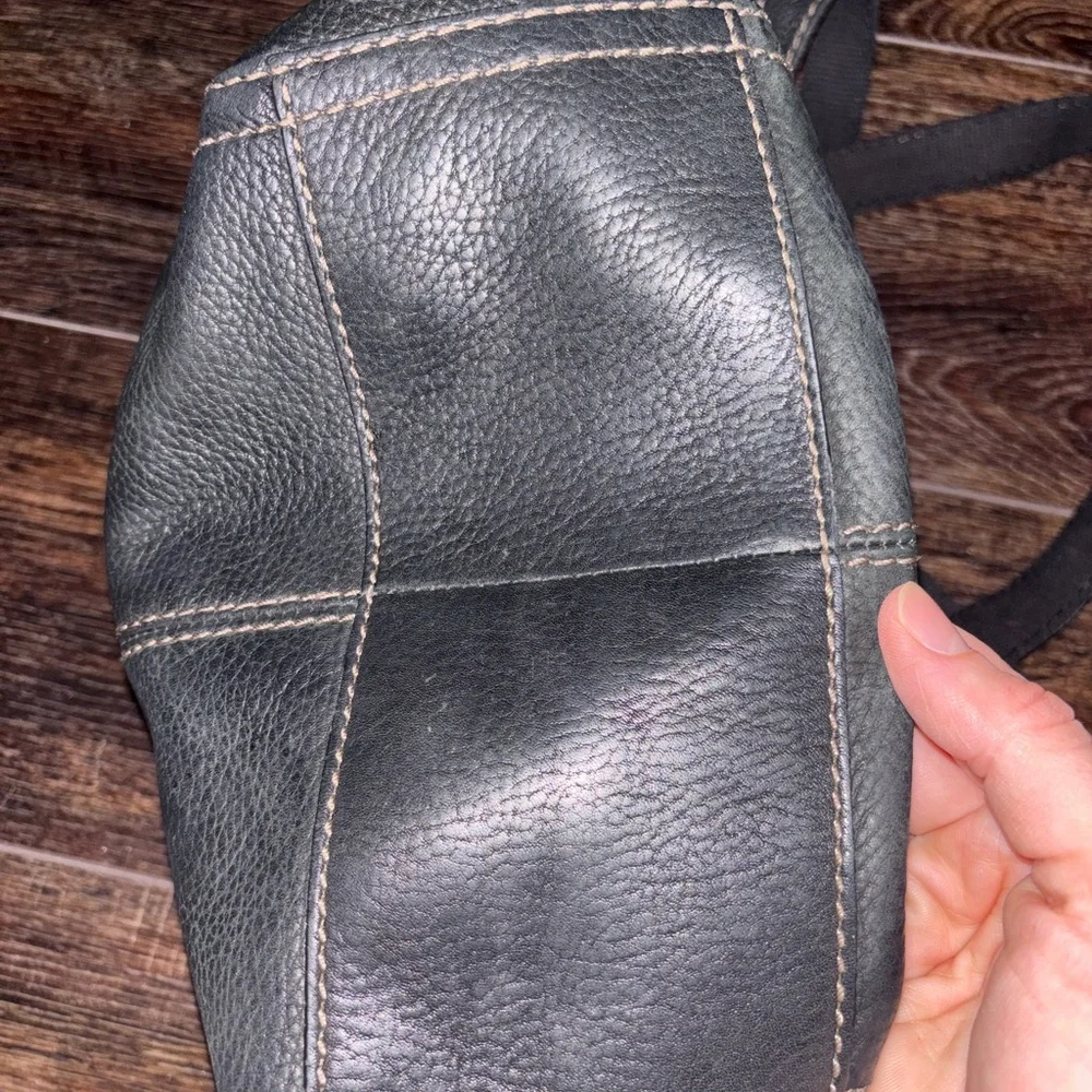 Classic Black Leather Shoulder bag with Contrast Stitching